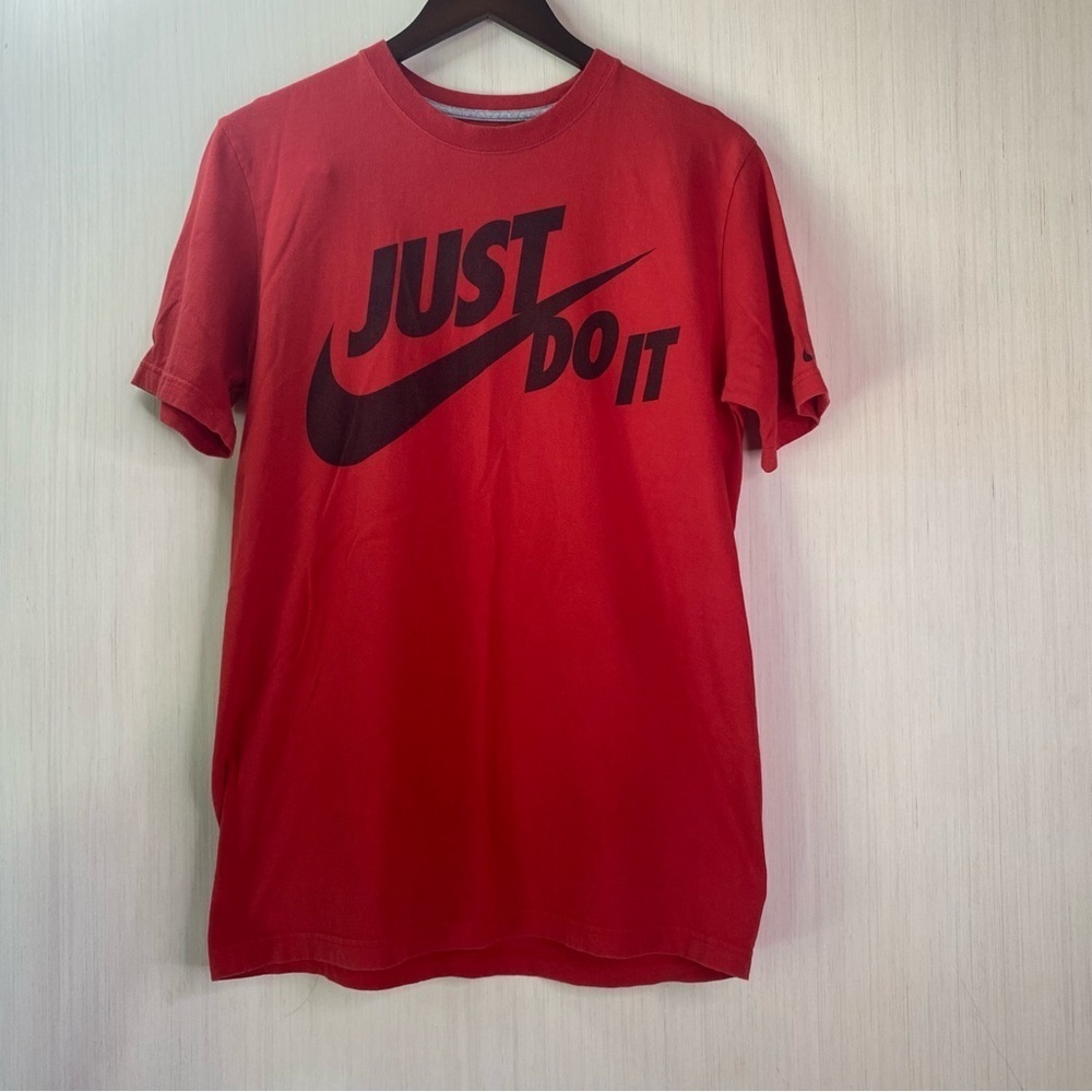 Nike Just Do It Men's Standard Fit Short Sleeve Large Logo Swoosh T-Shirt Red M